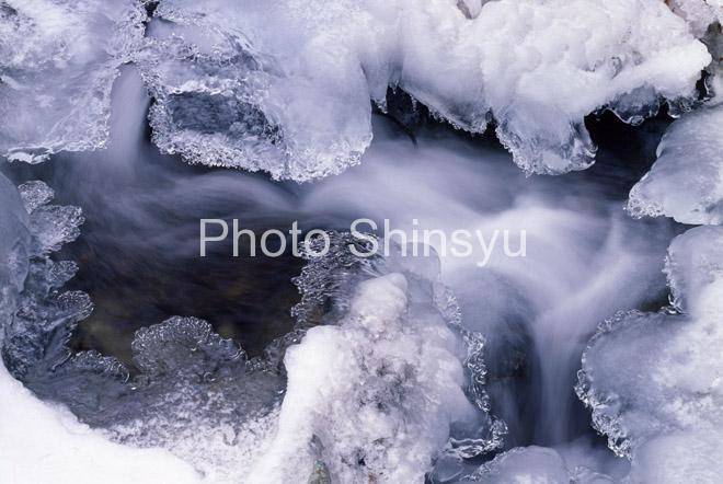 凍る渓流