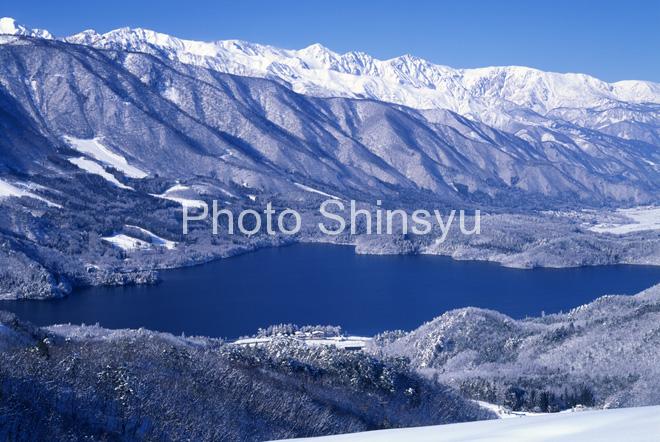冬の青木湖と白馬三山